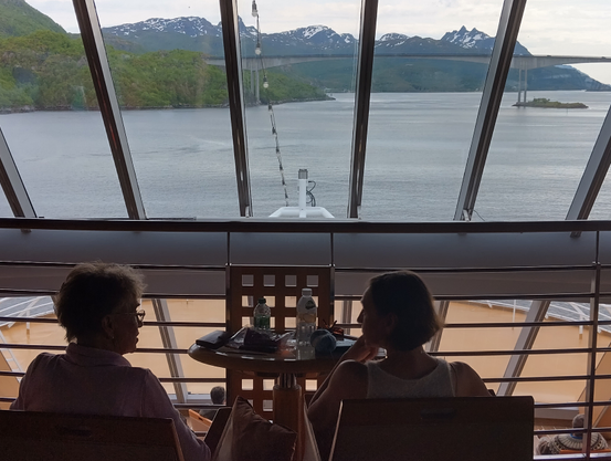View from Ms Midnadsol into the Rafsund Fjord with road bridge | Blik vanaf Ms Midnadsol naar de Rafsund fjord met brug.