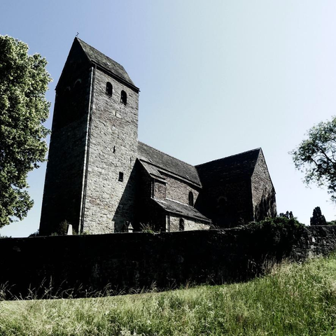 Die Kilianskirche zu Lügde, ein spätromischer Sakralbau, der durch seine klaren Formen besticht.