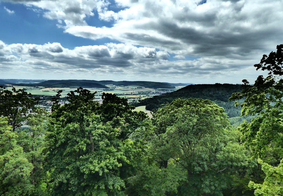 Das Weserbergland im Frühsommer vom Klüt aus aufgenommen.