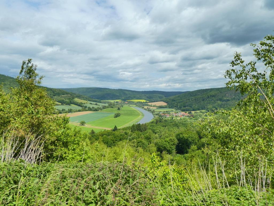 Blick auf die Weser flußabwärts vom Bramwald aus, nicht weit entfernt von der Bramburg. Für uns derzeit einer der schönsten Ausblicke auf die Oberweser...
