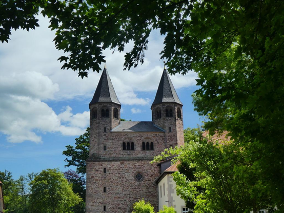 Das romansiche Westwerk des ehemaligen Klosters Bursfelde an der Weser. Zu Beginn des 15. Jahrhunderts startete hier eine erfolgreiche Reformbewegung des benediktinischen Mönchtums. 1461 beauftragte sogar Papst Pius II. dieses Kloster mit der Reformation aller deutschen Benediktinerklöster. 1500 gehörten knapp 100 Klöster - über den deutschen Sprachraum hinaus - zur sog. Bursfelder Benediktiner-Kongregation.