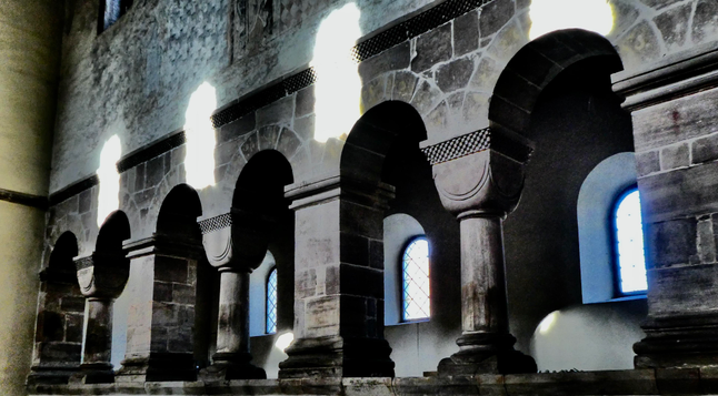 Der Innenraum der Klosterkirche zu Bursfelde. Der klar durchstrukturierte spätromaische Innenraum mit seiner Säulen- und Pfeilerstruktur und seiner herorragenden Akustik bewirkt eine Atmosphäre die einlädt, zu schwiegen und zu hören...