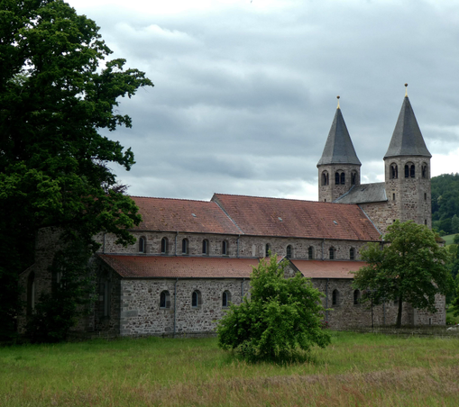 Außenansicht des Klosters Bursfelde an der Weser. Der dreischiffige spätromanische Bau strahlt Ruhe und Klarheit aus.