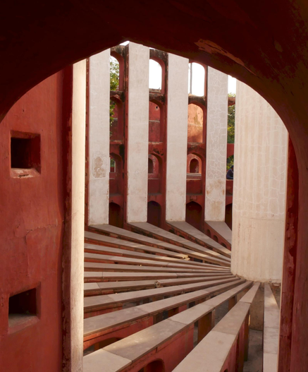 Die astronomische Beobachtungsstätte Jantar Mantar im indischen New Delhi aus dem frühen 18. Jahrhundert.