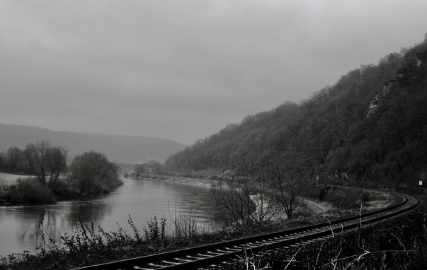 Blick auf die Weser flußabwärts bei den Hannoverschen Klippen, rechts vom Ufer eine Bahnline.
