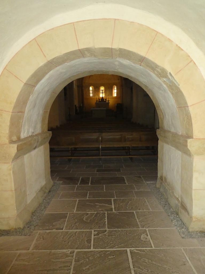 Der Eingangsbereich der Kiliankirche zu Lügde. Es umfängt uns das verhalten kontemplative Licht der spätromaischen Kirche aus dem 11. Jahrhundert. Diese Kirche ist dem Hl. Kilian geweiht.