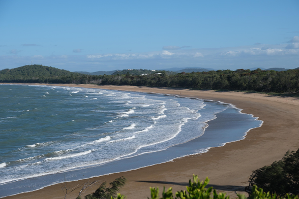 Another bay with large flat sand. The sea is stirred up by the wind and almost looks silver.