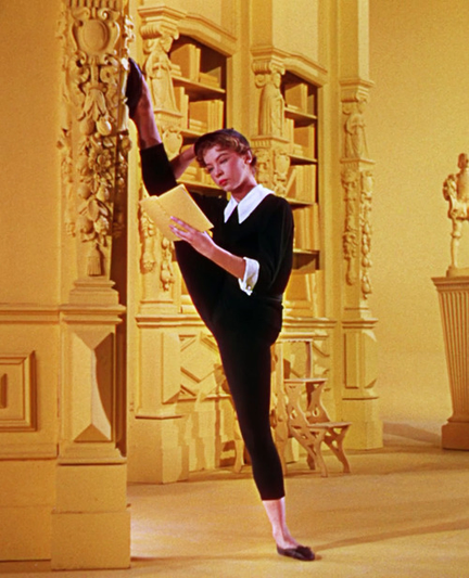 src : https://books0977.tumblr.com/post/60364099348/leslie-caron-reading-between-dances-in-an-american