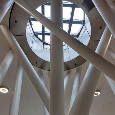 Die Verbindung zwischen Oberlicht und Boden vereint diverse geometrische Formen: Kreuz, Quadrat, Polygon, Zylinder, Kegel 

The connection between the skylight and the floor combines various geometric shapes: Cross, square, polygon, cylinder, cone