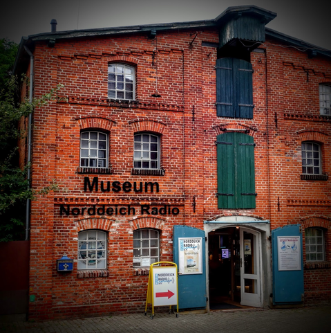 Das Museum Norddeichradio in einem Backsteingebäude, das augenscheinlich früher mal eine Speicher oder Lager war.
Fahrt hin, wenn ihr in der Nähe seid! 