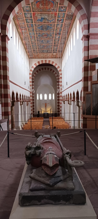 Blick vom ehemaligen Schrein des Heiligen Bernward vom Westchor aus auf die Apsis im Osten der Michaeliskirche zu #Hildesheim.