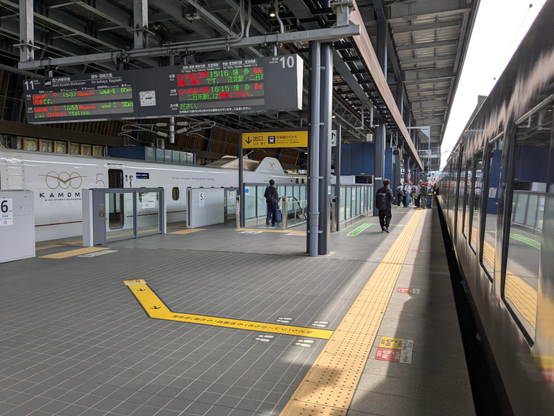 Rechts ein Nahverkehrszug der Sasebo Line in dunkelgrauer Farbgebung.
Dieser verbindet 2 Shinkansen Linien, da es eine Unterbrechung in der Trasse gibt.
Zum Wechsel überquere ich den Bahnsteig und nutze den Nishi Kyushu Shinkansen, der gerade mal etwas über 80km Strecke hat, zur Weiterfahrt und Endstation in Nagasaki. 
