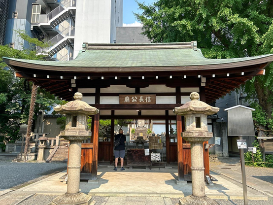 本能寺の本堂の奥にある信長公廟。/ 2025.07.01 本能寺から