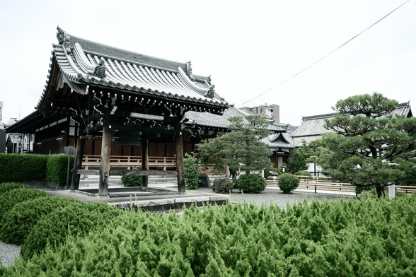 寂光寺の鐘楼。奥に本堂も見えている。