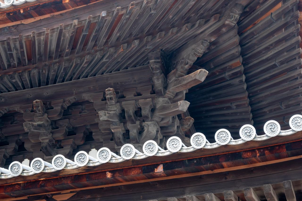 木製で重厚な法堂の梁。/ 2025.07.06 相国寺・法堂から