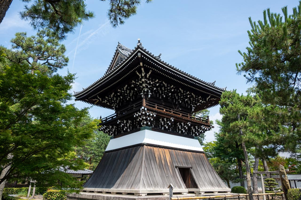 洪音楼と呼ばれる相国寺の鐘楼。/ 2025.07.06 相国寺・洪音楼から