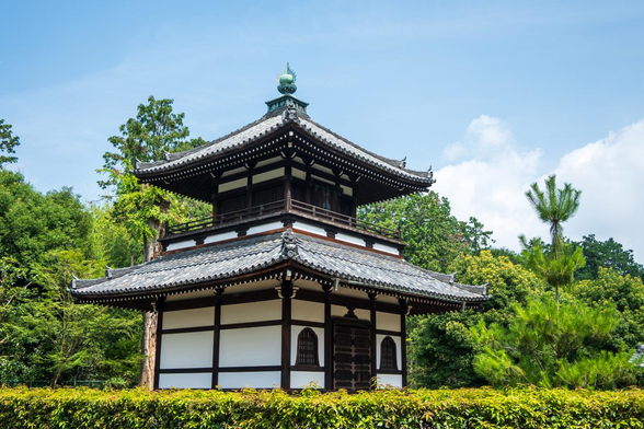 天明の大火によって焼失した宝塔の跡地に建てられた、経蔵を兼ねた宝塔。現在は経蔵としてのみ使用されている。/ 2025.07.06 相国寺・経蔵から
