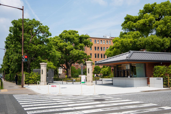京都御苑の今出川御門の真ん前にある、同志社大学今出川キャンパスの正門。この写真右手の道を奥に進むと相国寺の総門に突き当たる。/ 2025.07.06 相国寺通今出川の丁字路から