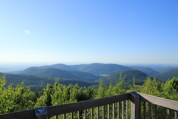 Blick von einer Aussichtsplattform im Schwarzwald auf 900 Höhenmetern Richtung Bad Herrenalb und Karlsruhe