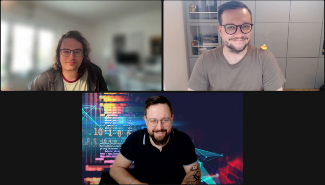 Screenshot einer Videokonferenz - drei Menschen lächeln.