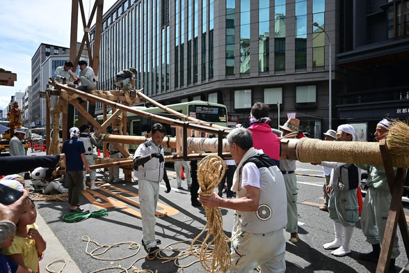 組んだ櫓を一旦横倒しにして芯棒を組み込む。/ 2025.07.11 四条烏丸・函谷鉾町から