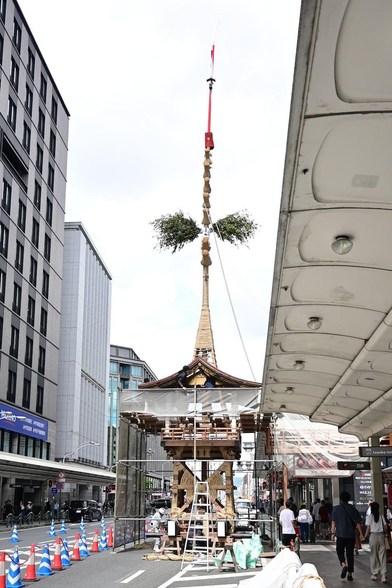 長刀鉾の今朝の様子。すでに芯棒が立っているだけでなく、大屋根も囃子台も組み上がっている。/ 2025.07.11 四条烏丸・長刀鉾町から
