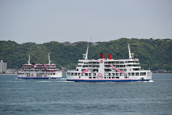 桜島行きのフェリーと鹿児島市内行きのフェリーが行き合っている.