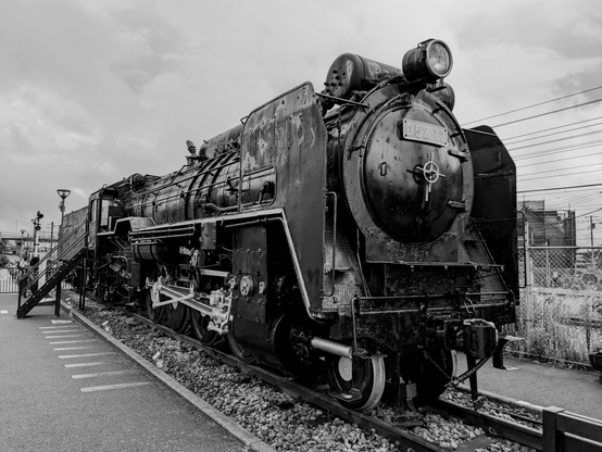 Eine große Dampflok mit Tender.