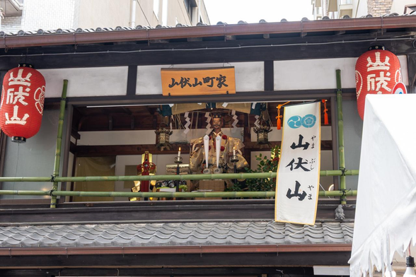 山伏山の御神体が外から見えるように展示されている。御神体は浄蔵貴所という山伏で、八坂の塔(法観寺)が傾いた際に法力に直した様子だそう。/ 2025.07.15 山伏山保存会所から