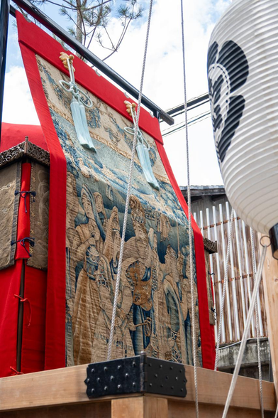 油天神山の見送(後懸け)。江戸中期製の宮廷宴遊図の毛織物。洋風の絵柄だけど日本製らしい。/ 2025.07.15 油天神山町から