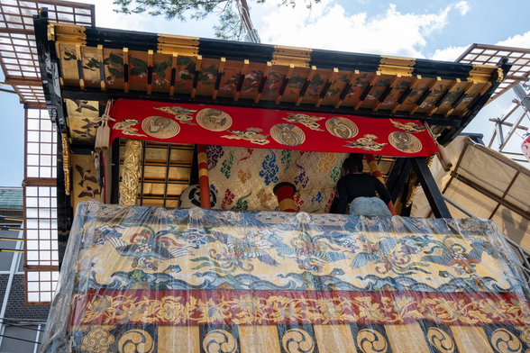 岩戸山の囃子台。金色ベースできらびやか。/ 2025.07.15 岩戸山町から