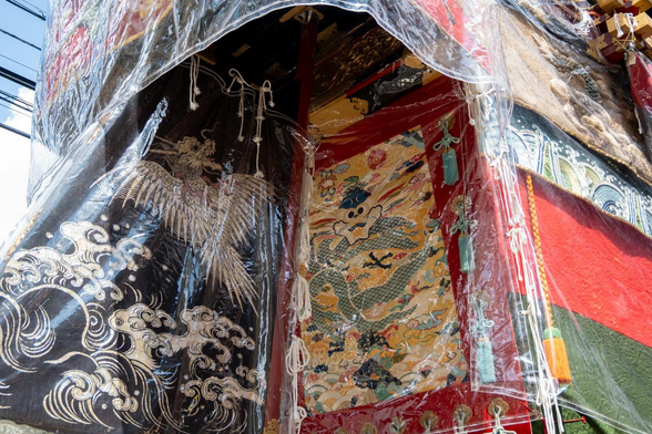 船鉾の艫に付く飛龍紋の舵。黒漆塗り青貝螺鈿細工なのだそう。見送の懸装品の織物にも龍があしらわれている。/  2025.07.15 船鉾町から