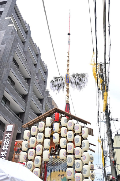 菊水鉾を前から撮影した様子。ただ、提灯飾りで姿は隠れ気味。/ 2025.07.16 菊水鉾町から