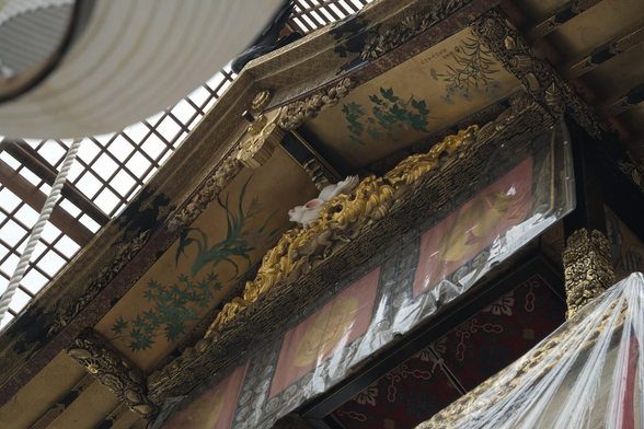 月鉾の屋根の内部分。破風の奥、妻飾り? 蟇股? の部分にウサギがいる。/ 2025.07.16 月鉾町から