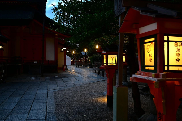 本殿裏手では灯籠の明かりが灯さている。/ 2025.07.19 八坂神社から