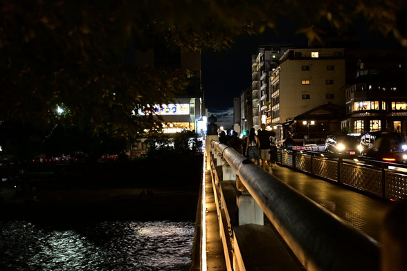三条大橋の欄干。画像中央付近には三条大橋の擬宝珠も見える。橋の外側、欄干との付け根辺りで照明が灯されているのも分かる。/ 2025.07.19 三条大橋から