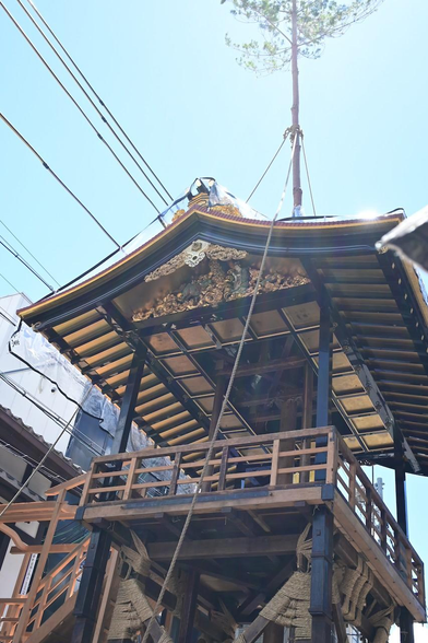 こちらが南観音山の正面。骨組み状態なので囃子台の屋根などのきらびやかさがわかりやすい。破風の奥の装飾も豪華。/ 2025.07.20 百足屋町・南観音山から