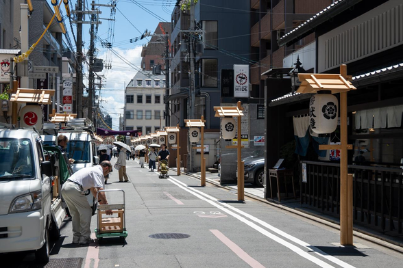 役行者町では歩道に等間隔で献燈の提灯が飾られる。ズラッと並ぶ様子はなかなか圧巻。/ 2025.07.20 室町通・役行者町から