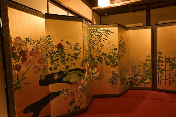光琳百花図屏風の左隻。金地に春夏秋冬の花々を描かれている。/ 2025.07.21 八幡山保存会所から