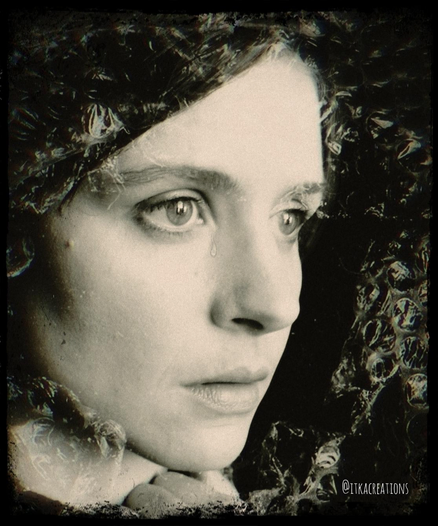 Autoportrait 2010. "Attention fragile". Visage de femme de 3/4. Ton sépia. Entouré de papier bulle. Une larme au coin de l'oeil.