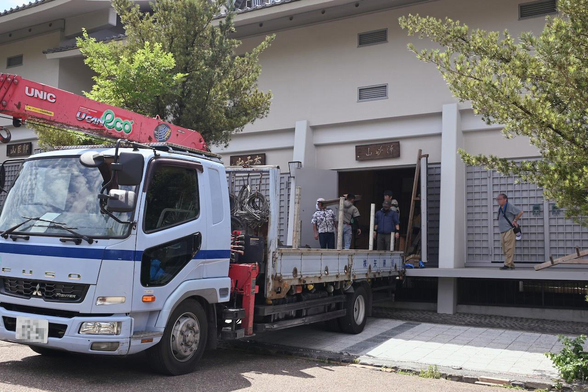 円山公園と八坂神社の境あたりに山鉾の倉庫があって、浄妙山の片付け中。/ 2025.07.25 円山公園から