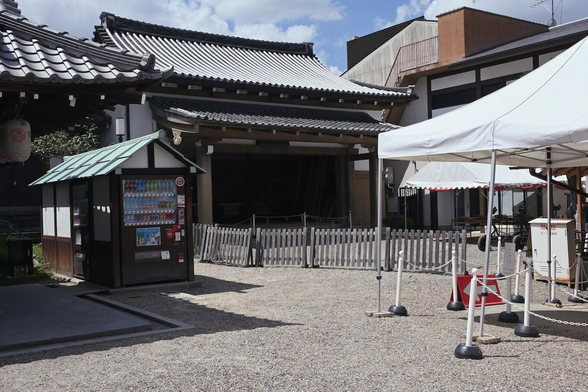 南楼門すぐ横の倉庫。/ 2025.07.25 八坂神社から