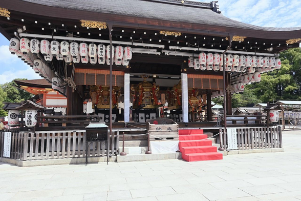 舞殿には神輿が納められている。/ 2025.07.25 八坂神社から