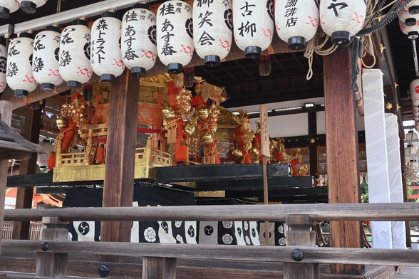 手前から、西御座・中御座・東御座の御神輿。/ 2025.07.25 八坂神社から