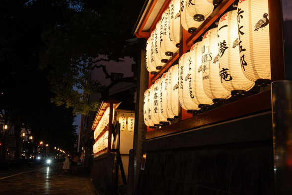 御所八幡宮で灯されている提灯。/ 2025.07.27 御池通・御所八幡宮から