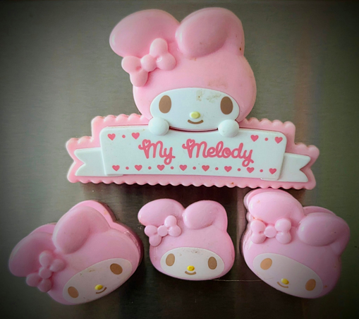 4 Clips des beliebten Charakters aus Japan.
Vergleichbar etwa mit "Hello Kitty"