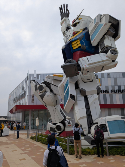 Vor dem gleichnamigen Pavillon steht eine lebensgroße (?) Ausgabe des Gundam Roboters.