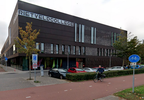 Foto van het Gerrit Rietveld College, de locatie waar de NLLGG bijeenkomst plaats vind.
