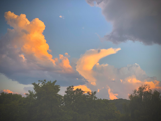 Cloud in the sky during the evening. 