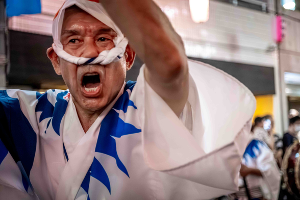 Primer pla de dansaire d'Awa Odori al barri de Naka-Meguro de Tòquio